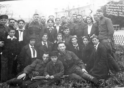 Encuentro entre oficiales y soldados con los niños/as españoles. Eupatoria, abril de 1940.