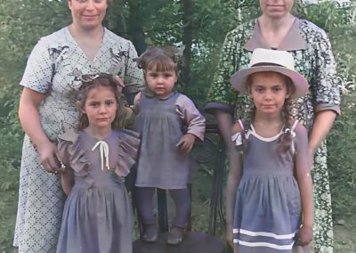 Izquierda: Victoria Vidal Ramos, con dos hijos. a la derecha, Teresa con su hija.