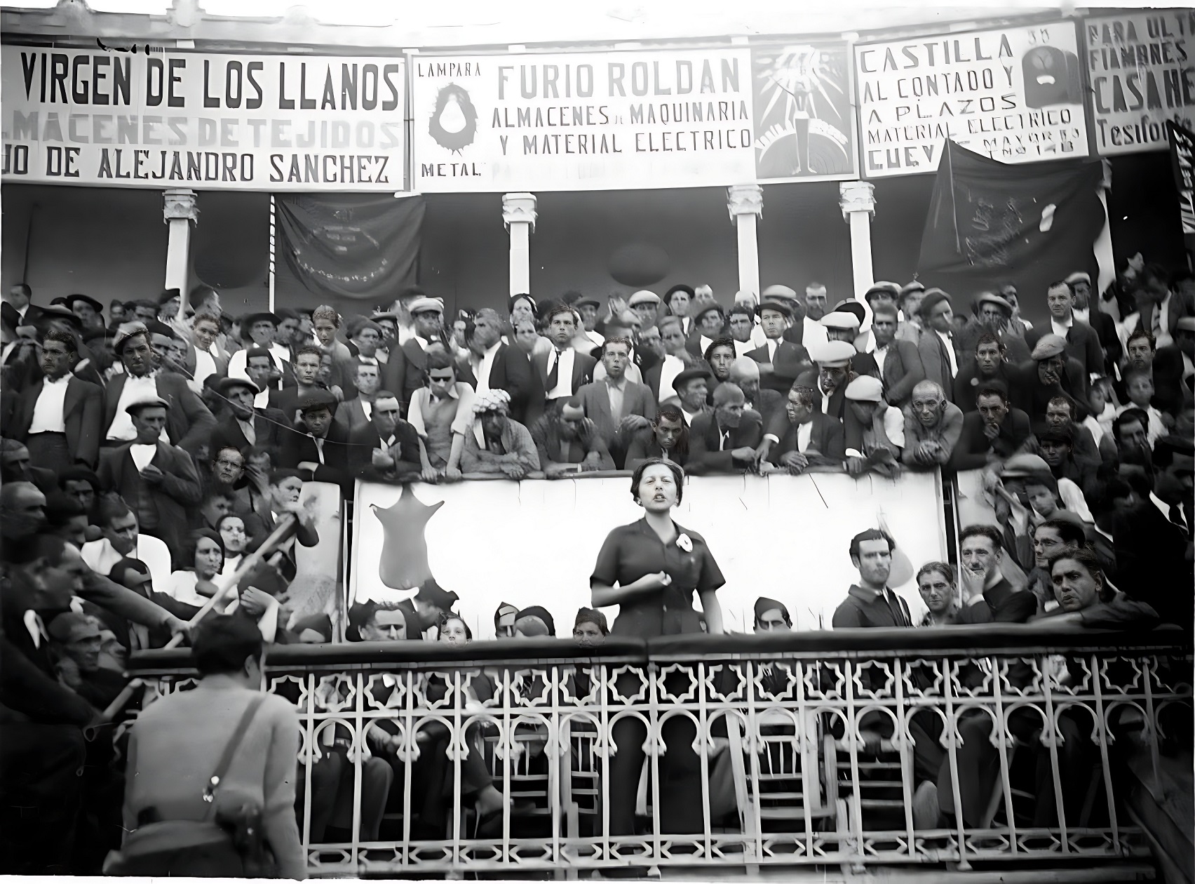 Mitin de Aurora Arnáiz en la plaza de toros de Albacete, septiembre de 1936